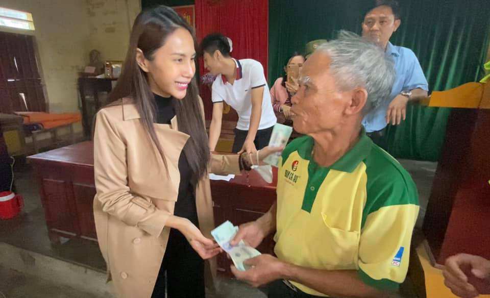 Thủy Tiên gây &quot;sốt&quot; vì công bố số tiền &quot;khủng&quot; từ &quot;túi riêng&quot; lo Tết, trả nợ cho dân nghèo - Ảnh 1.