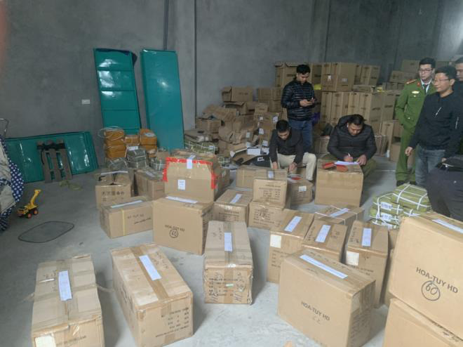 Gần 10.000 linh kiện, phụ tùng ô tô, đồ kim khí không rõ nguồn gốc bị tạm giữ - Ảnh 2. Gần 10.000 linh kiện, phụ tùng ô tô, đồ kim khí không rõ nguồn gốc bị tạm giữ - Ảnh 2.
