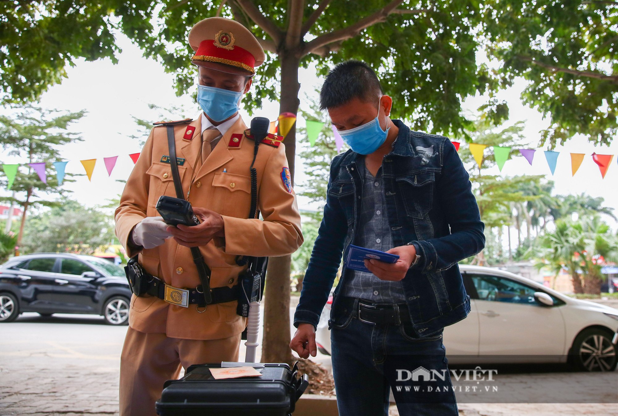 Ma men quay đầu bỏ chạy, dọa bỏ xe khi gặp chốt thổi nồng độ cồn  - Ảnh 3.