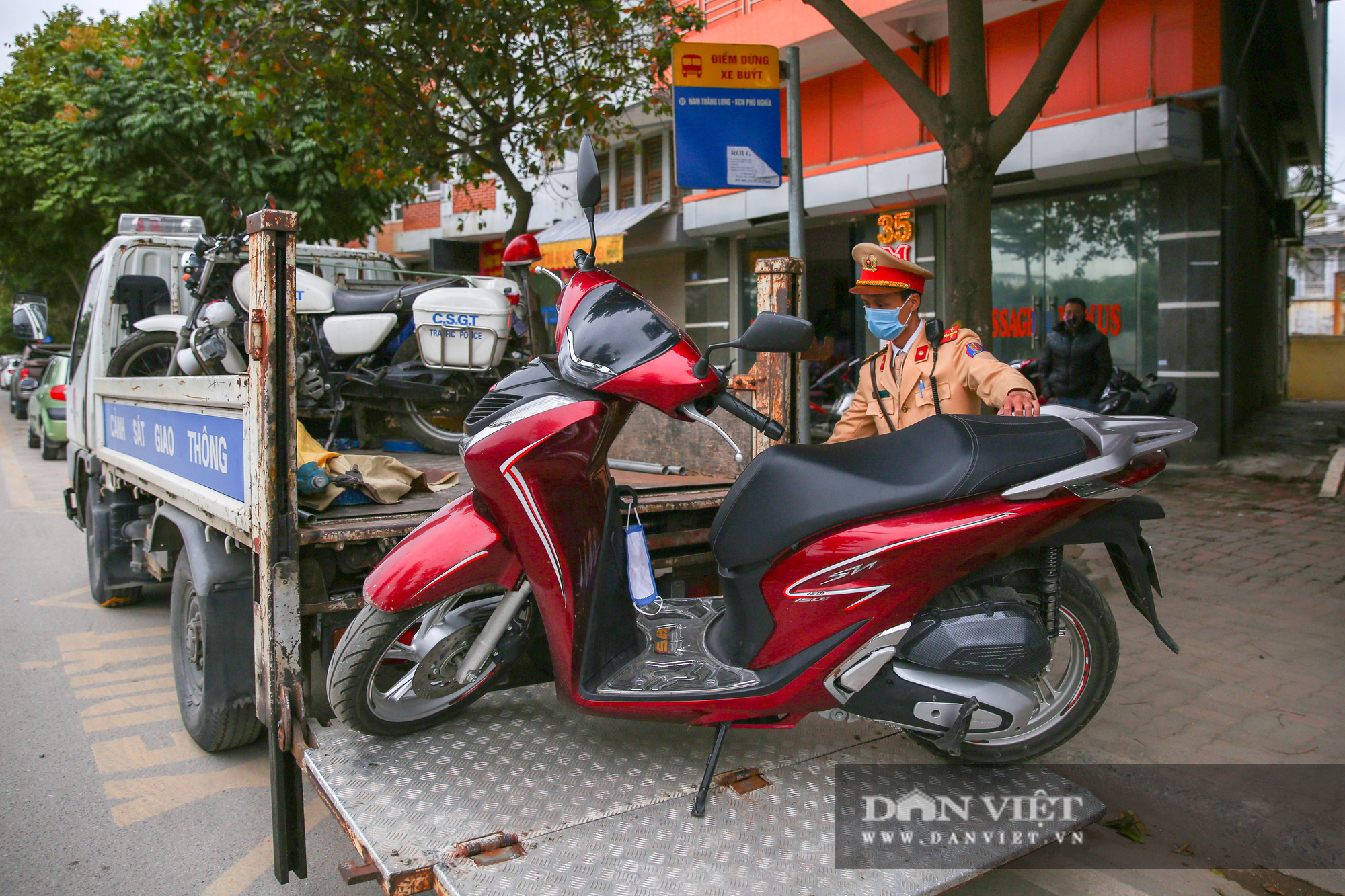 Ma men quay đầu bỏ chạy, dọa bỏ xe khi gặp chốt thổi nồng độ cồn  - Ảnh 4.