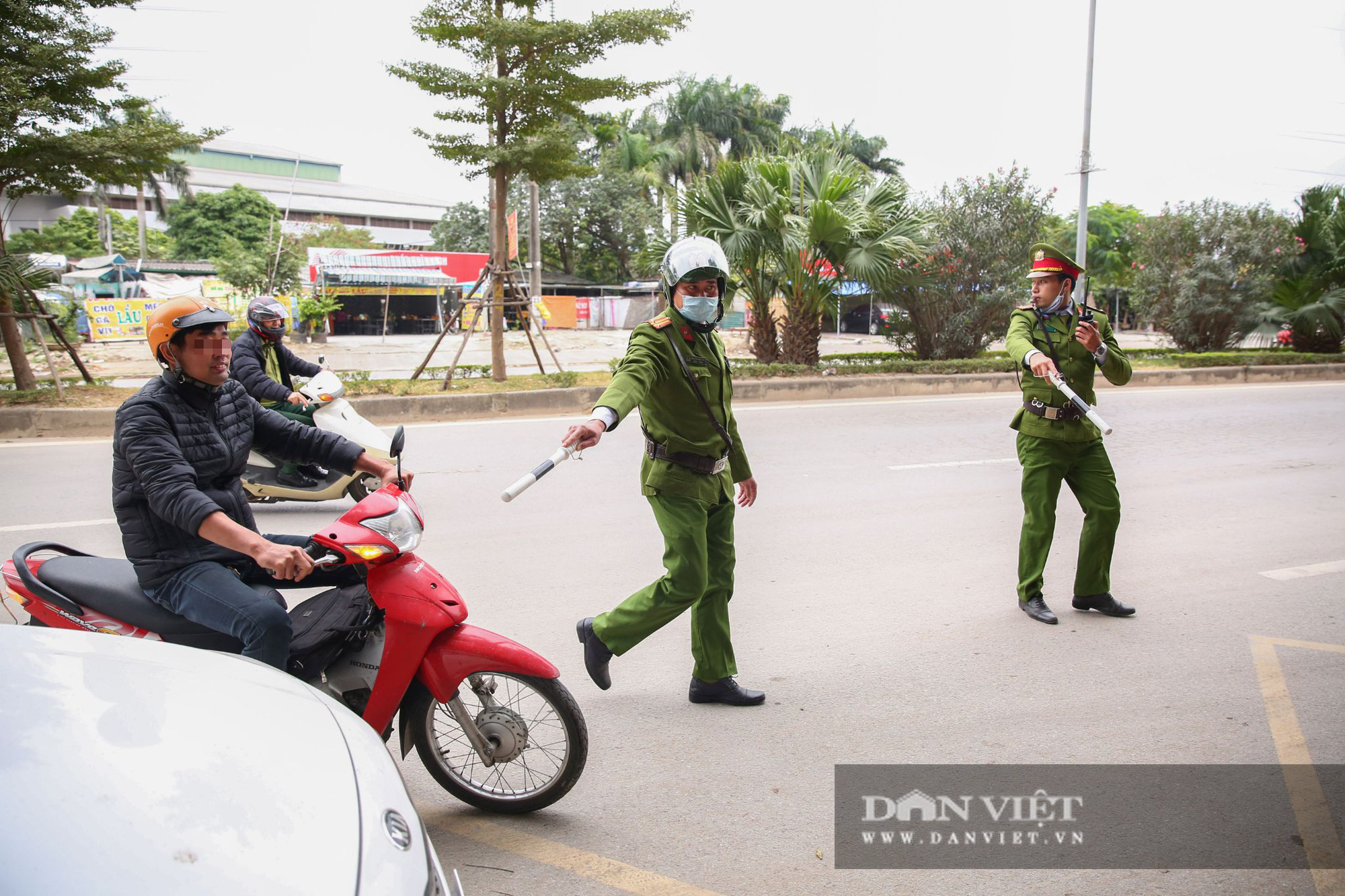 Ma men quay đầu bỏ chạy, dọa bỏ xe khi gặp chốt thổi nồng độ cồn  - Ảnh 5.