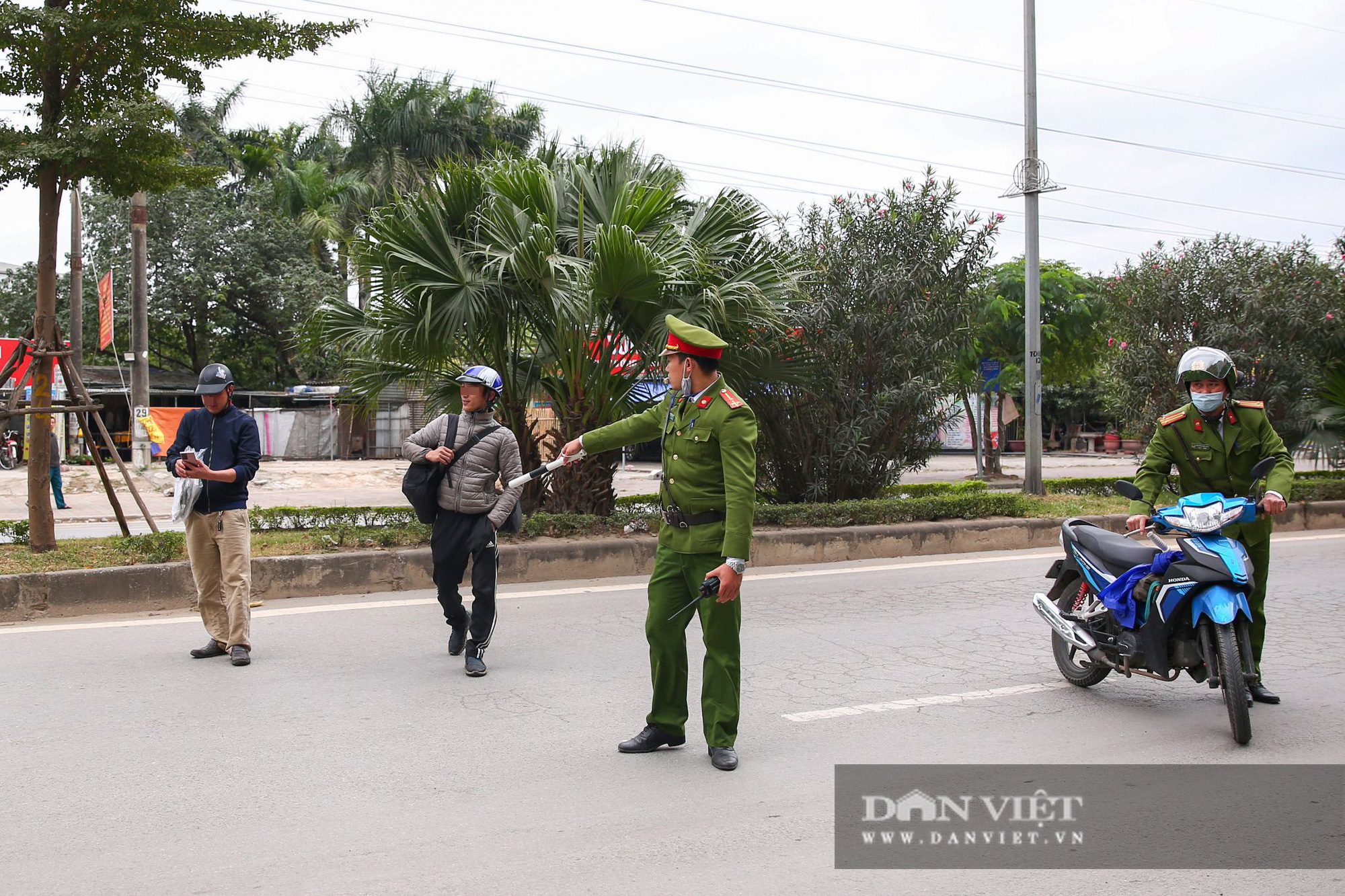 Ma men quay đầu bỏ chạy, dọa bỏ xe khi gặp chốt thổi nồng độ cồn  - Ảnh 11.