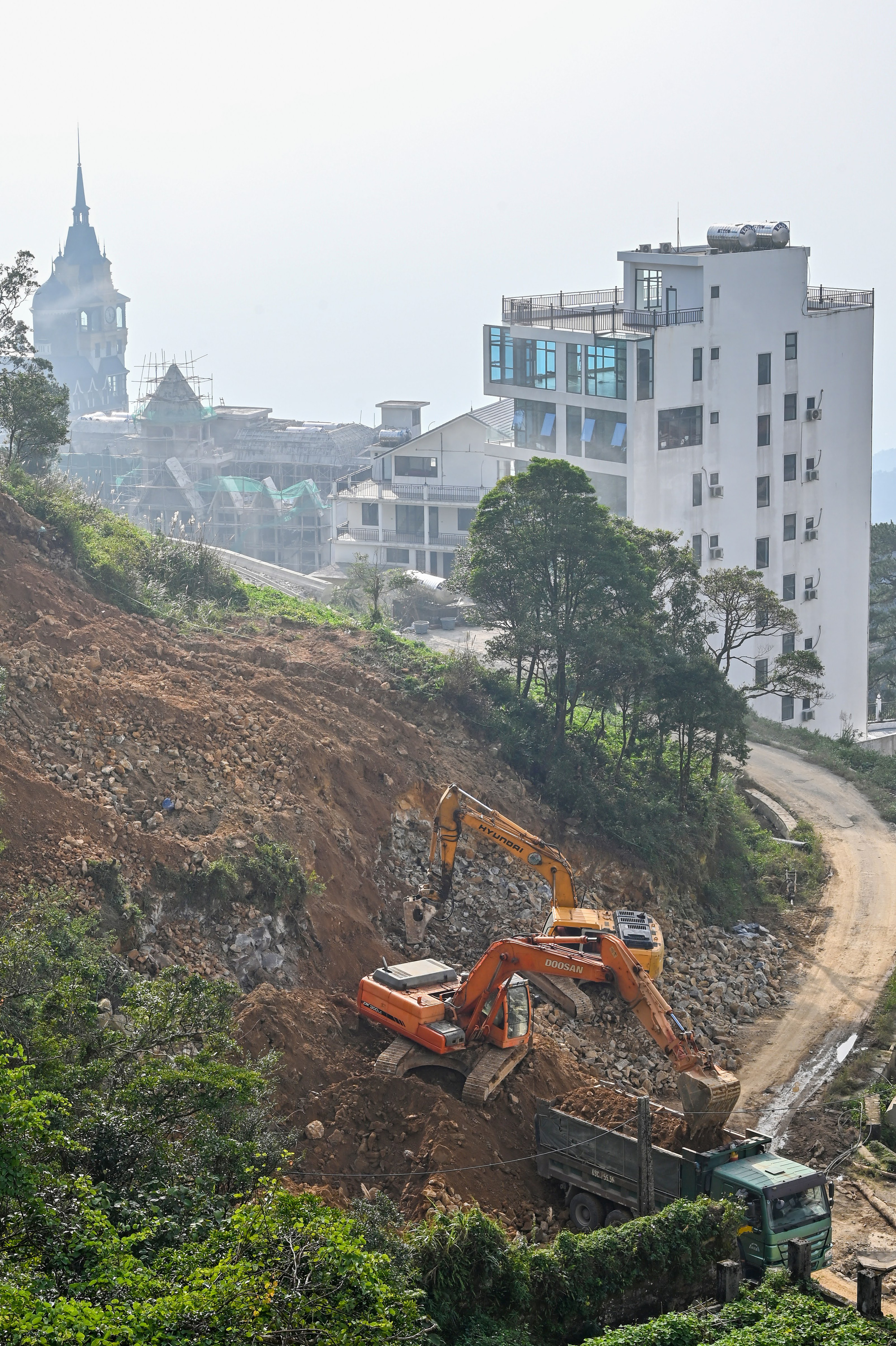 'Rừng bê tông' trên núi Tam Đảo - Ảnh 4.