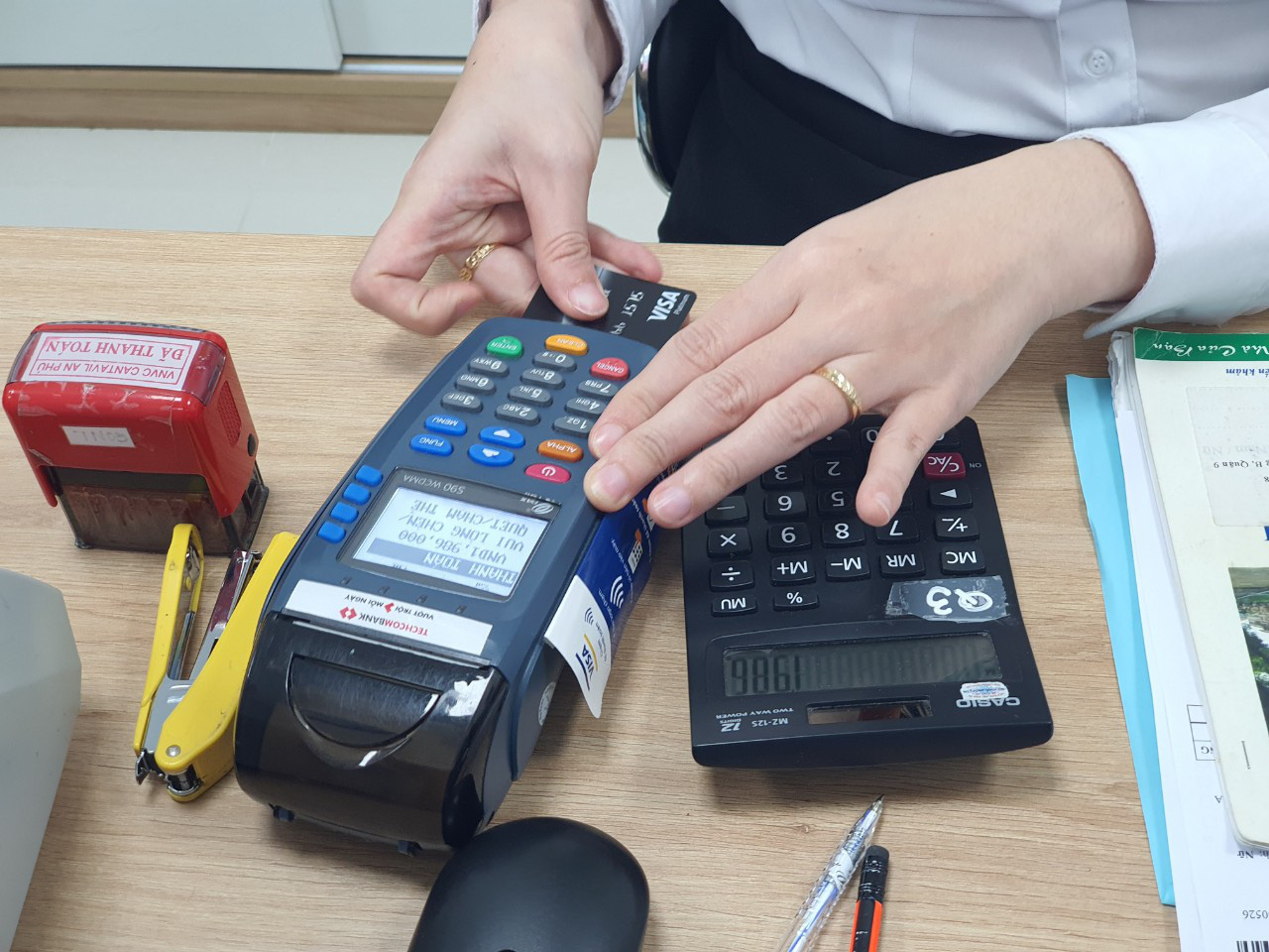 Ngân hàng phải ưu tiên xử lý trường hợp máy ATM nuốt thẻ của khách dịp Tết - Ảnh 1. Ngân hàng phải ưu tiên xử lý trường hợp máy ATM nuốt thẻ của khách dịp Tết - Ảnh 1.