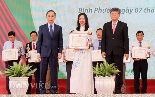 Ông Trần Ngọc Thuận trao bằng khen cho các đơn vị trong lễ tuyên dương Câu lạc bộ 2 tấn/ha