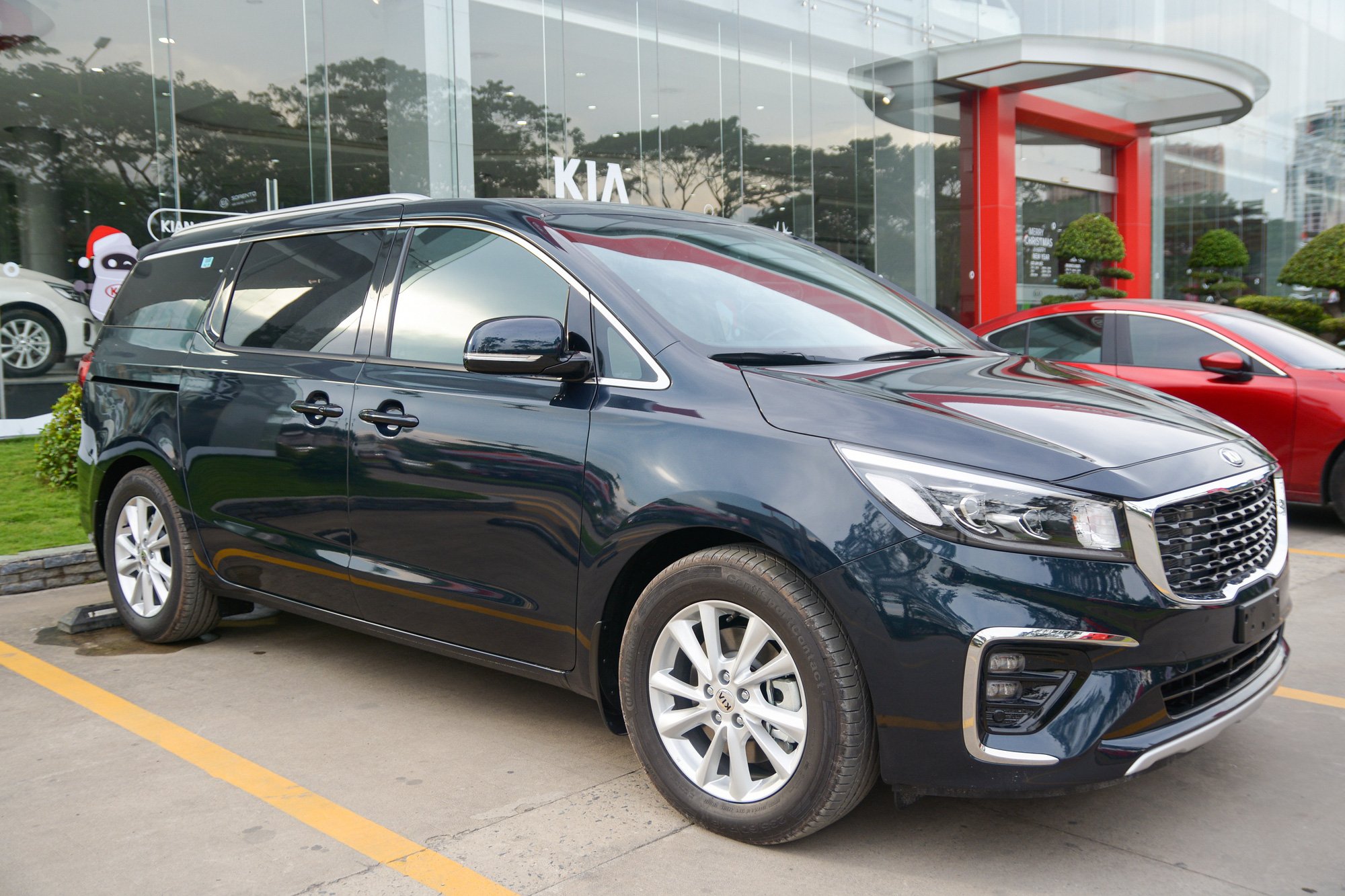 Chi tiết Kia Sedona Signature giá từ 1,289 tỷ đồng tại Việt Nam - Ảnh 1.
