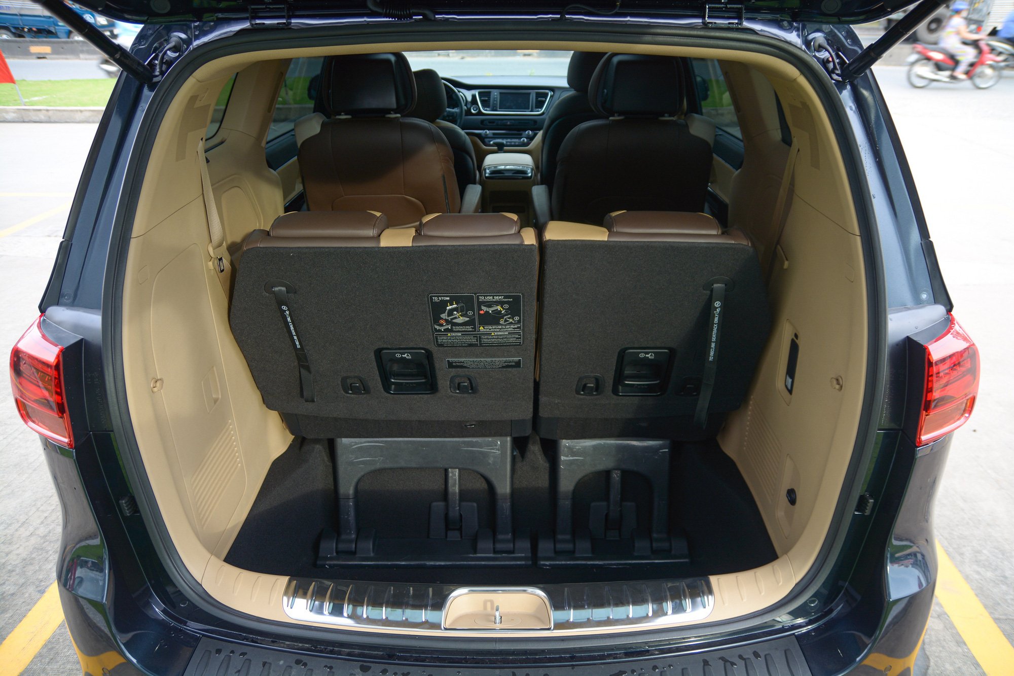 Chi tiết Kia Sedona Signature giá từ 1,289 tỷ đồng tại Việt Nam - Ảnh 7.