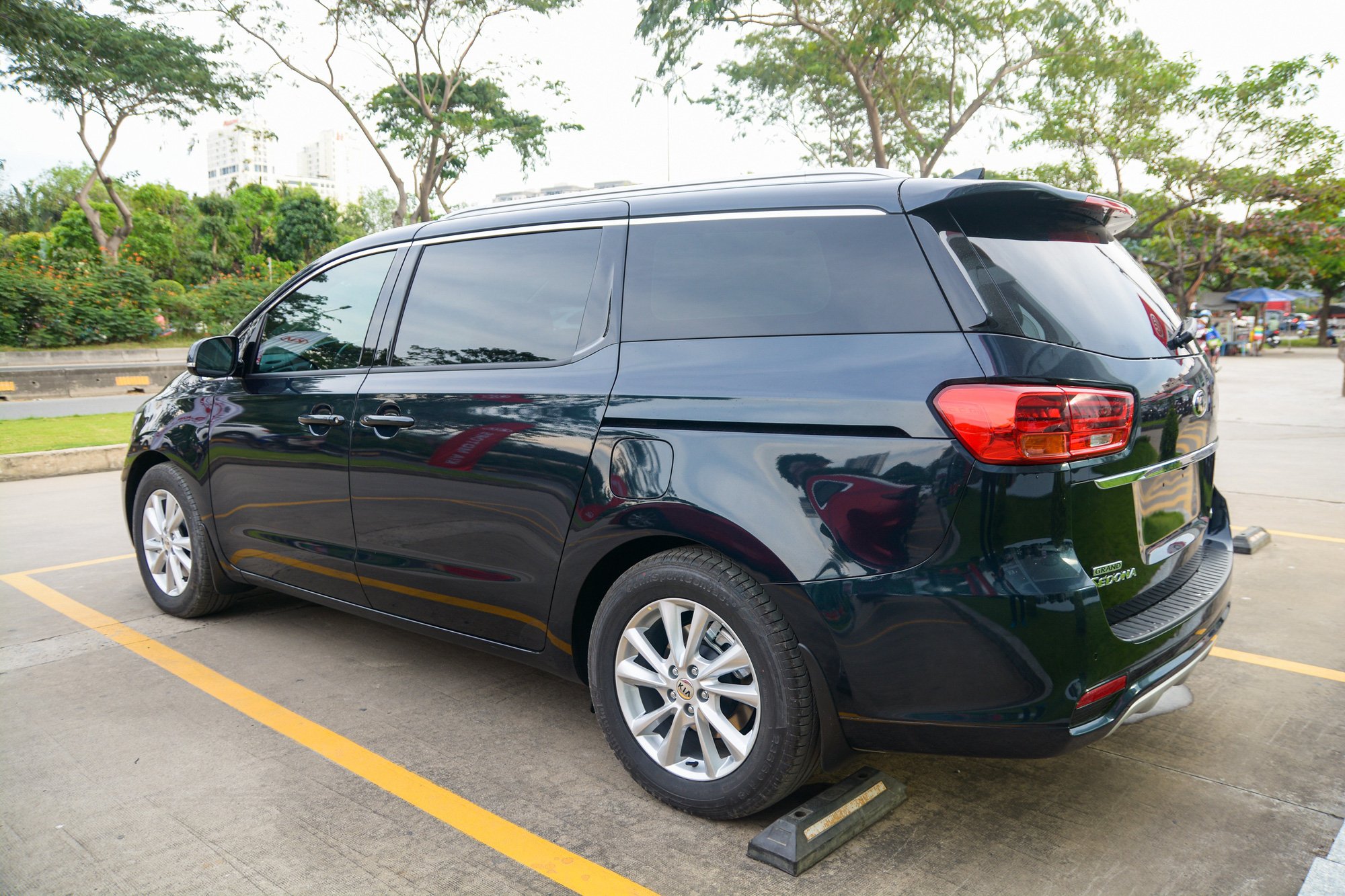Chi tiết Kia Sedona Signature giá từ 1,289 tỷ đồng tại Việt Nam - Ảnh 6.