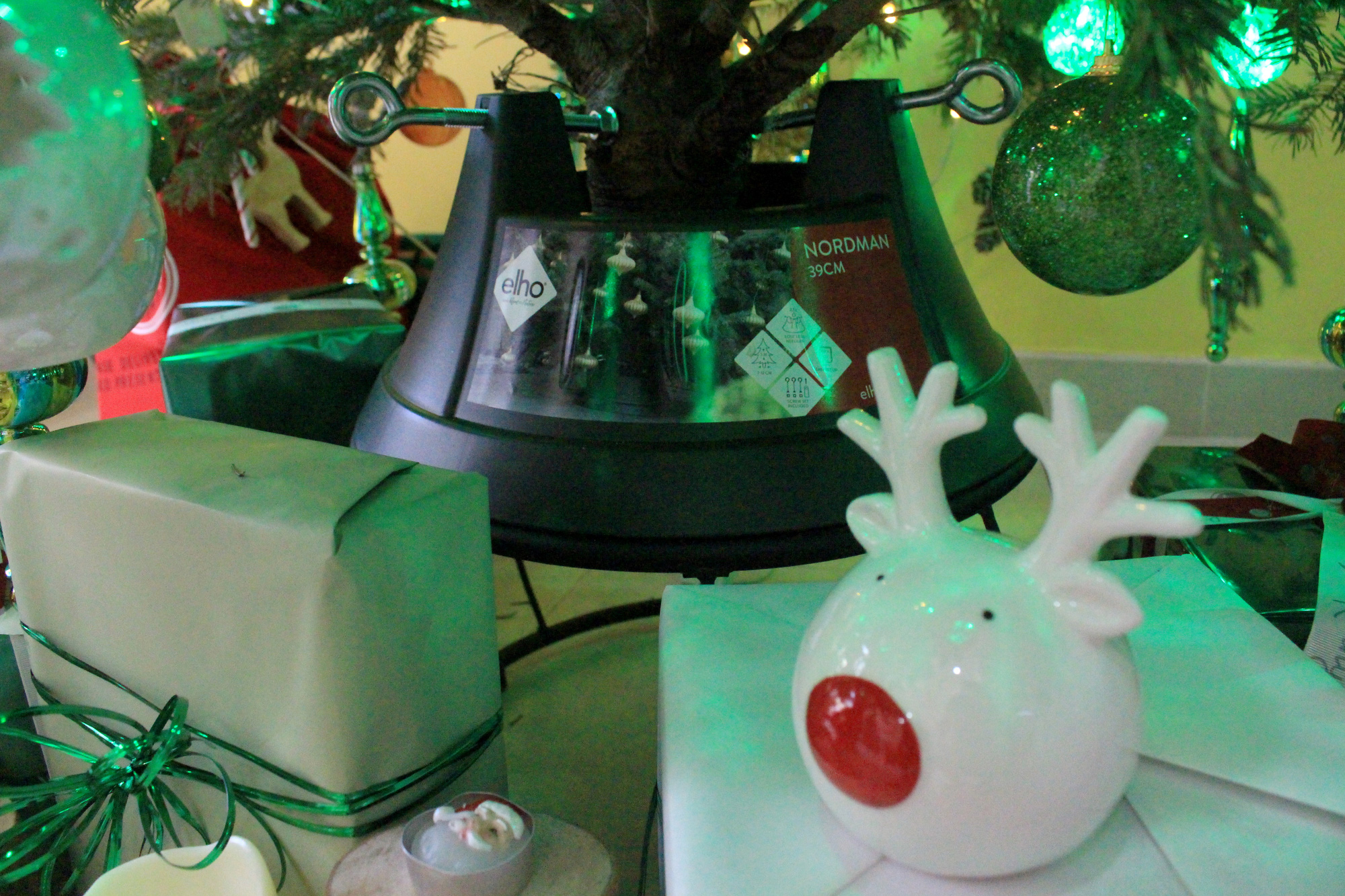 Cận cảnh cây thông thật trang trí Noel giá &quot;khủng&quot;, riêng mấy trái châu đã gần chục triệu - Ảnh 9.