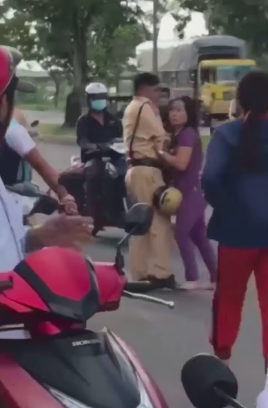 Nhóm người vây đánh, tông xe vào 2 CSGT ở TPHCM khai gì? - Ảnh 1.