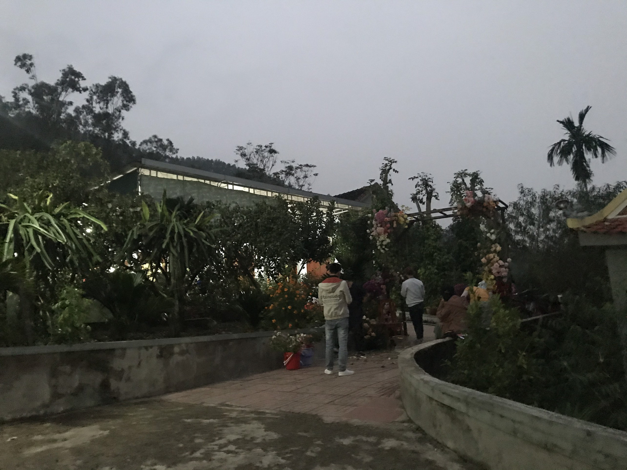 Công Phượng rót rượu chúc mừng quan khách trong ngày đám cưới - Ảnh 2.