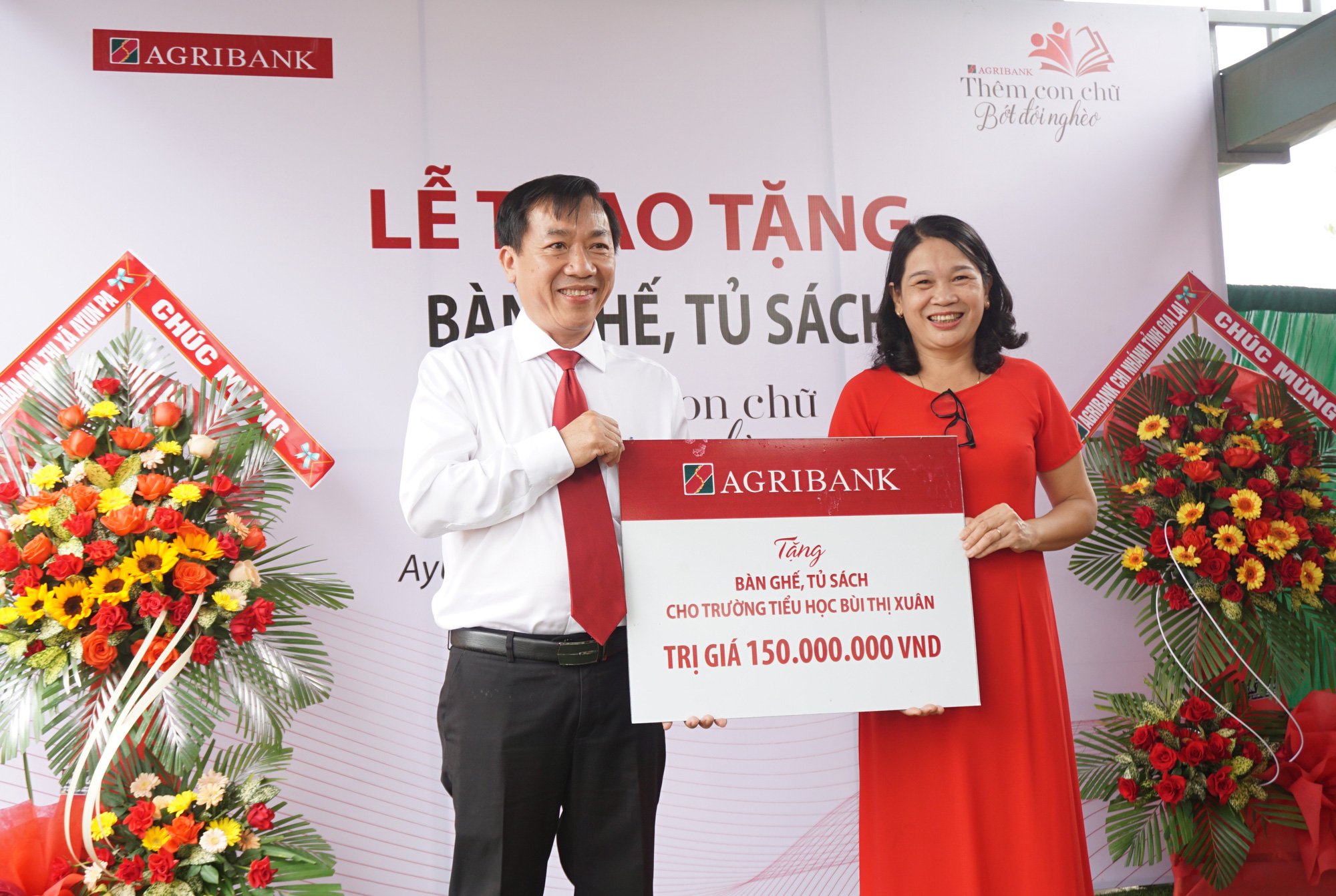 Agribank chi nhánh Gia Lai: Trao tặng tủ, bàn ghế cho học sinh &quot;thêm con chữ, bớt đói nghèo&quot; - Ảnh 1.