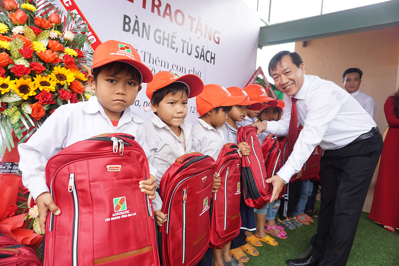 Agribank chi nhánh Gia Lai: Trao tặng tủ, bàn ghế cho học sinh &quot;thêm con chữ, bớt đói nghèo&quot; - Ảnh 2.