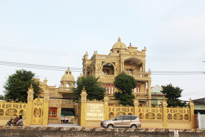 Bắt tạm giam đại gia Thiện Soi, khám xét căn biệt thự dát vàng ở Bà Rịa - Vũng Tàu - Ảnh 3.