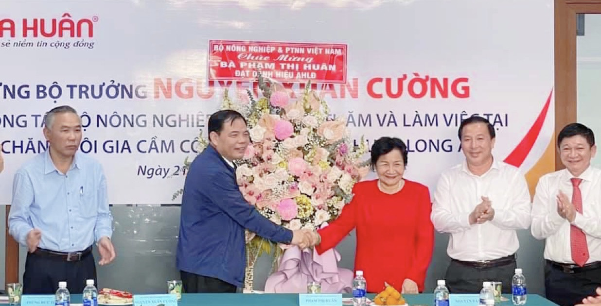 Anh hùng Lao động Phạm Thị Huân cảm ơn lãnh đạo Đảng, Nhà nước, ban, bộ, ngành trung ương, địa phương, nông dân - Ảnh 3.