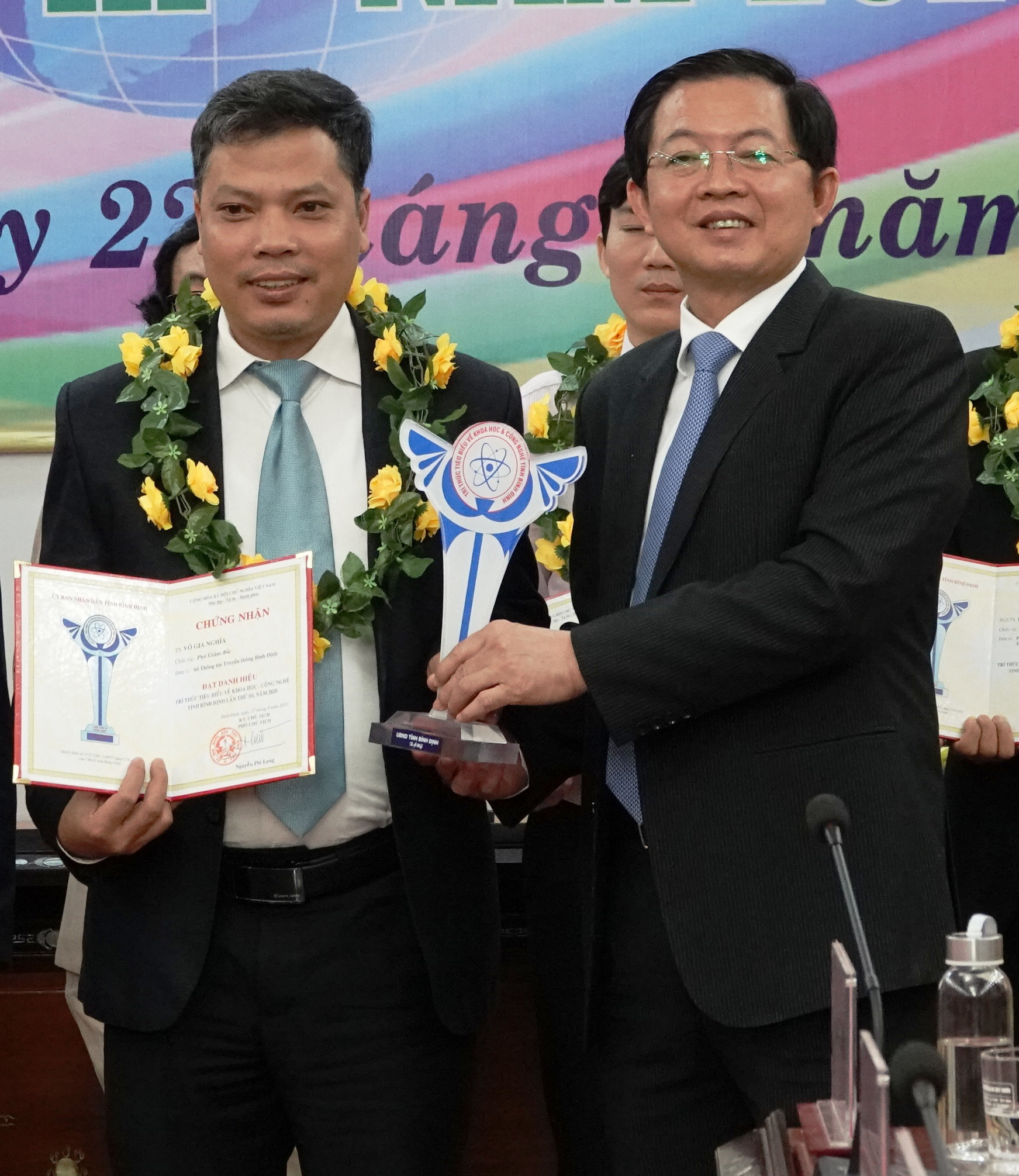 Lần đầu tiên dự lễ Tôn vinh trí thức tiêu biểu trên cương vị Bí thư Bình Định, ông Hồ Quốc Dũng nói gì? - Ảnh 2.