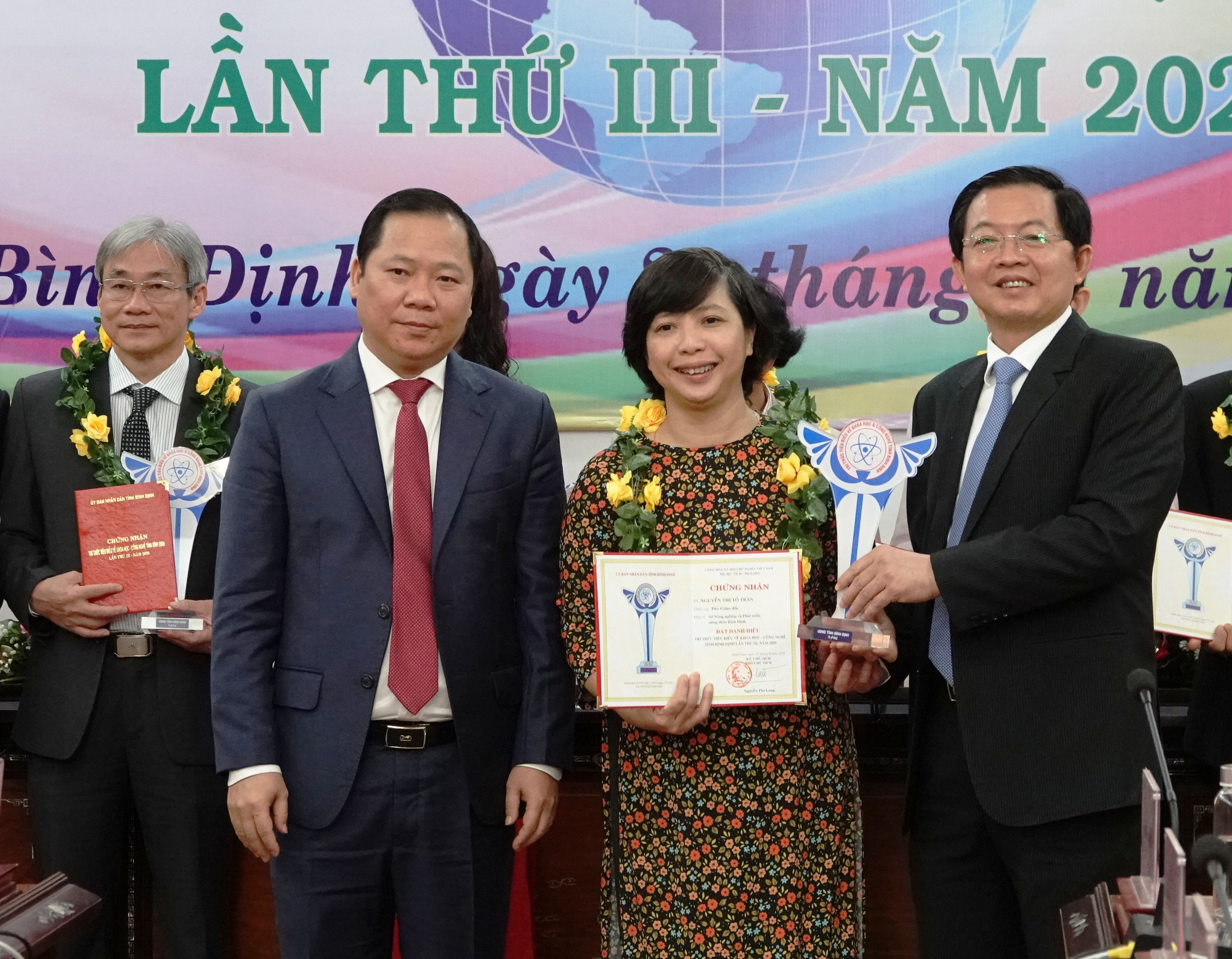 Lần đầu tiên dự lễ Tôn vinh trí thức tiêu biểu trên cương vị Bí thư Bình Định, ông Hồ Quốc Dũng nói gì? - Ảnh 1.