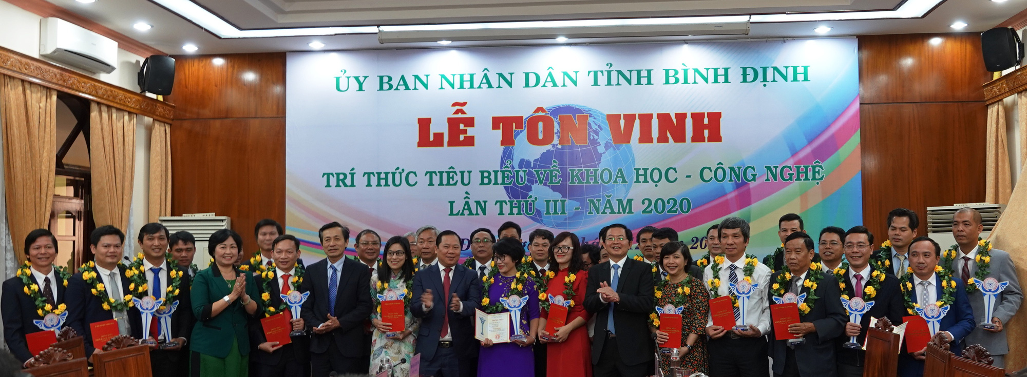 Lần đầu tiên dự lễ Tôn vinh trí thức tiêu biểu trên cương vị Bí thư Bình Định, ông Hồ Quốc Dũng nói gì? - Ảnh 3.