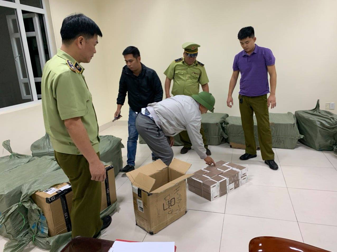Quảng Ninh: Triệt phá vụ kinh doanh thuốc lá điện tử lậu “cực khủng” - Ảnh 1.