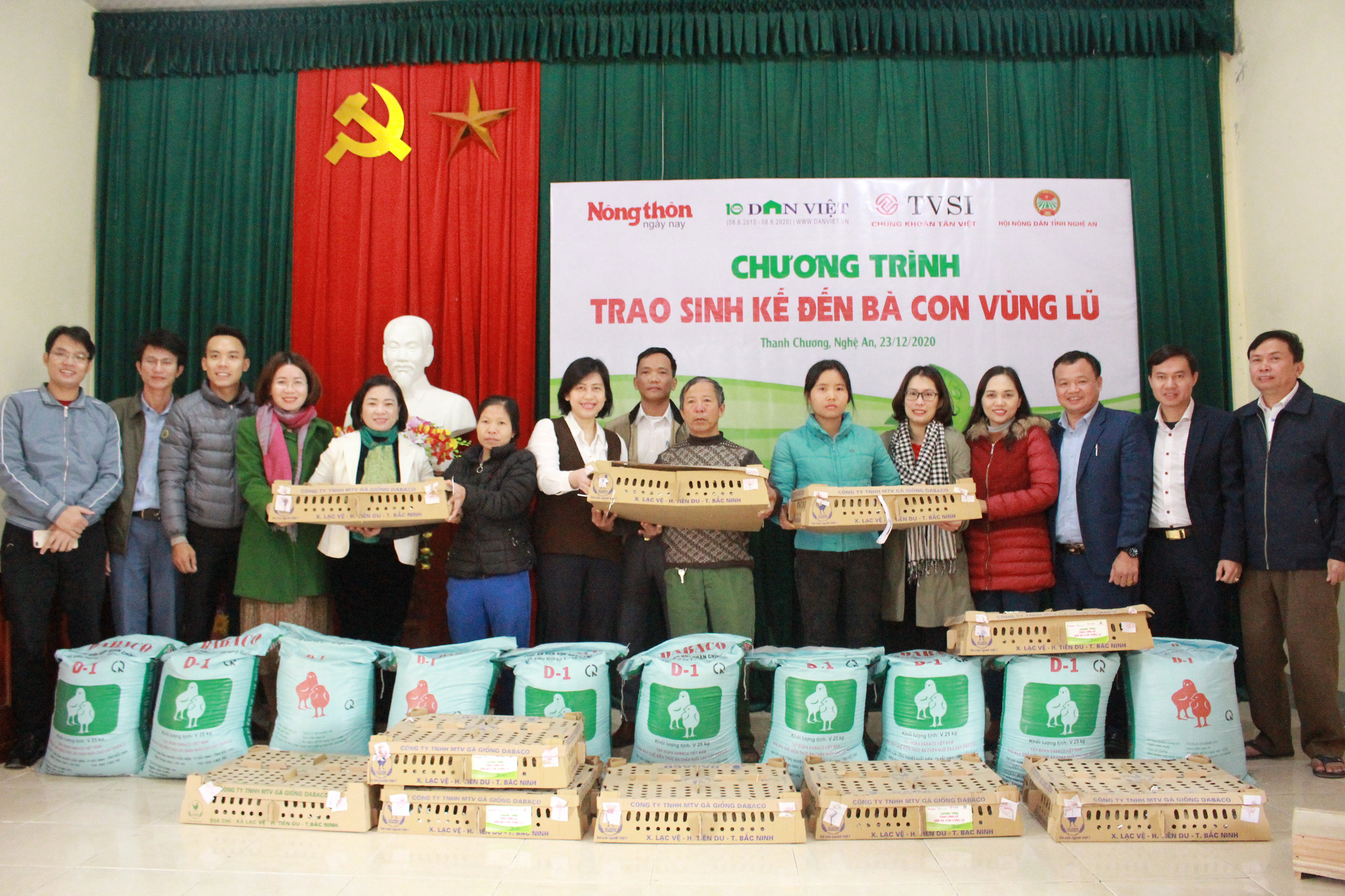Nghệ An: Hỗ trợ gà giống, thức ăn chăn nuôi giúp bà con “rốn” lũ Thanh Chương tái thiết sản xuất - Ảnh 3.