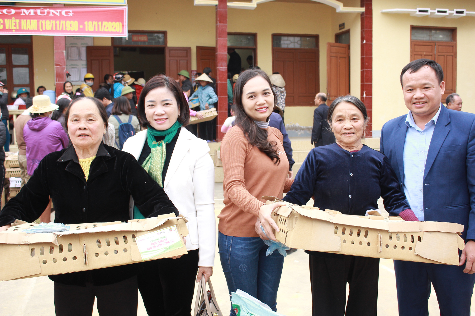 Nghệ An: Hỗ trợ gà giống, thức ăn chăn nuôi giúp bà con “rốn” lũ Thanh Chương tái thiết sản xuất - Ảnh 9.