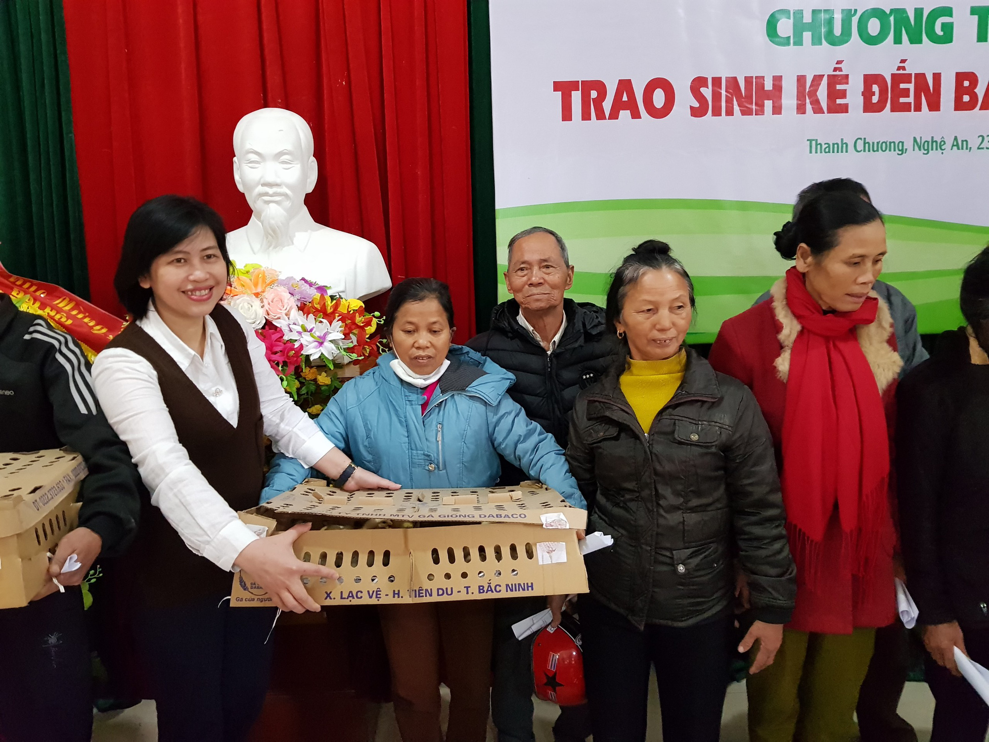 Nghệ An: Hỗ trợ gà giống, thức ăn chăn nuôi giúp bà con “rốn” lũ Thanh Chương tái thiết sản xuất - Ảnh 1.
