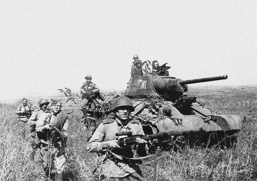 Huyền thoại tăng T-34 - vũ khí giúp Liên Xô chặn đứng phát xít Đức - Ảnh 2.