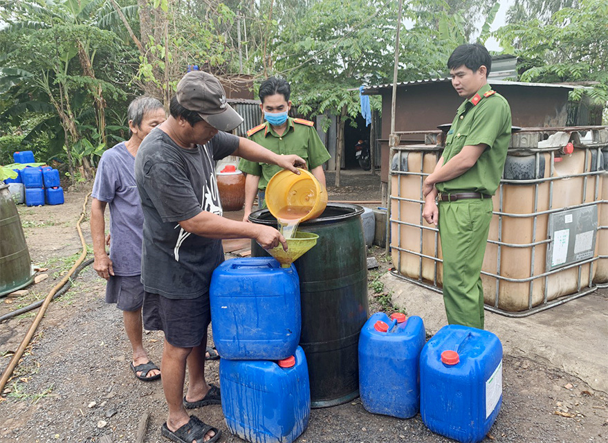 An Giang: Phát hiện cơ sở tái chế nhớt thải trái phép với số lượng lớn - Ảnh 2.