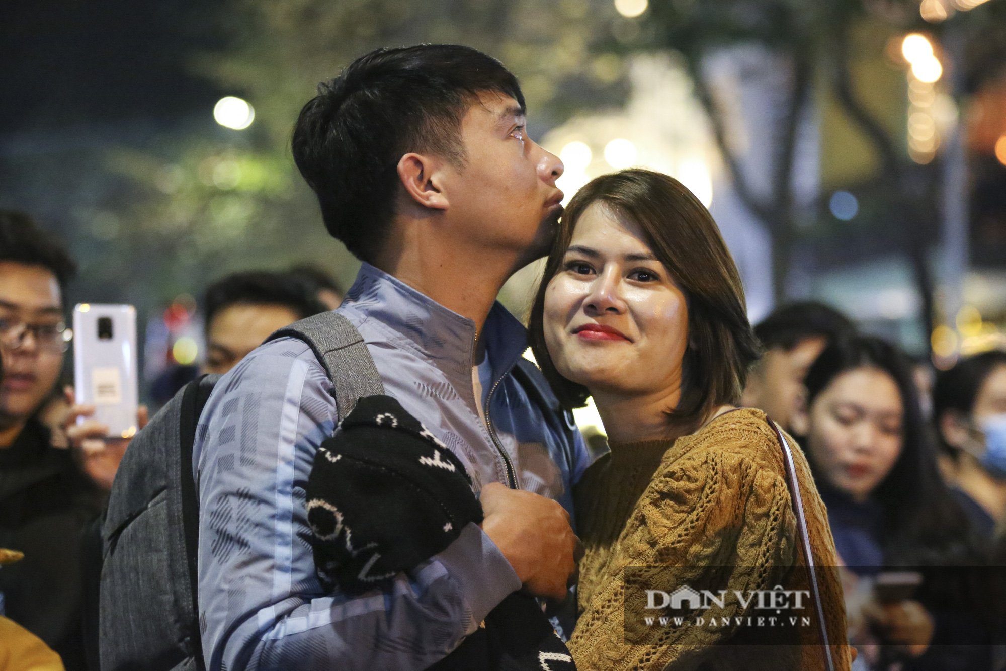Những nụ hôn nồng cháy thời khắc Chúa ra đời trong đêm Giáng sinh - Ảnh 5.