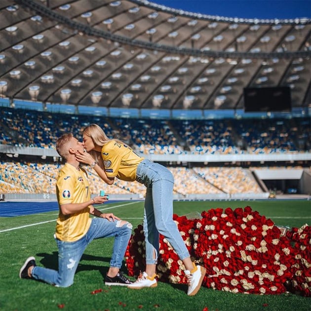Zinchenko cầu hôn bạn gái vào tháng 10.
