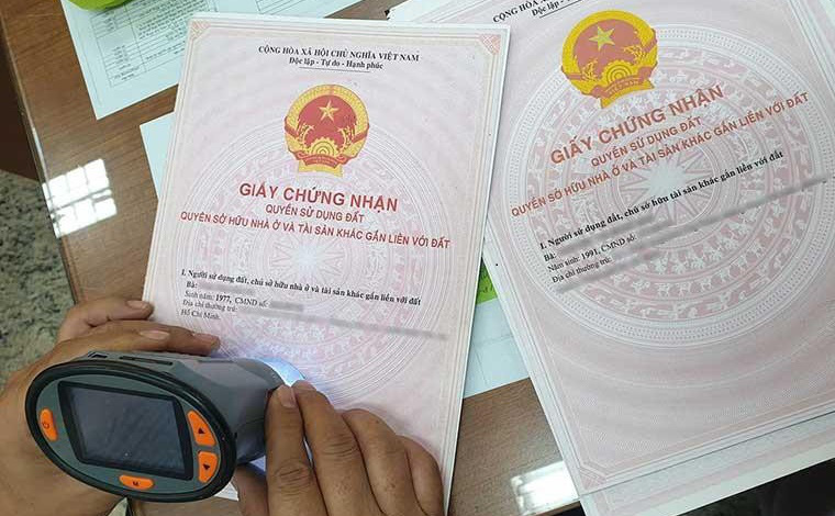 Nhức nhối nạn sổ đỏ giả và những cú lừa bạc tỉ - Ảnh 1. Nhức nhối nạn sổ đỏ giả và những cú lừa bạc tỉ - Ảnh 1.