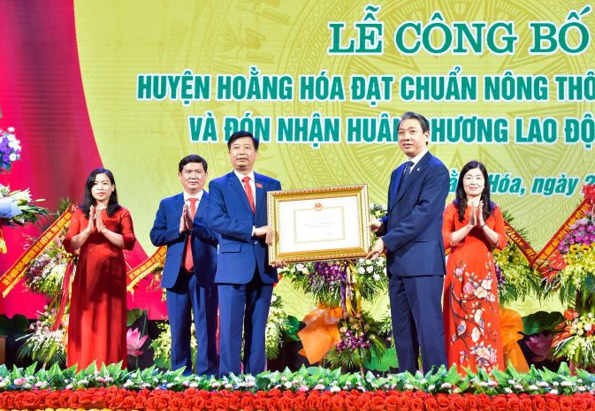 Huyện Hoằng Hóa (Thanh Hóa) công bố đạt chuẩn nông thôn mới và đón nhận Huân chương Lao động Hạng Ba - Ảnh 2. Huyện Hoằng Hóa (Thanh Hóa) công bố đạt chuẩn nông thôn mới và đón nhận Huân chương Lao động Hạng Ba - Ảnh 2.