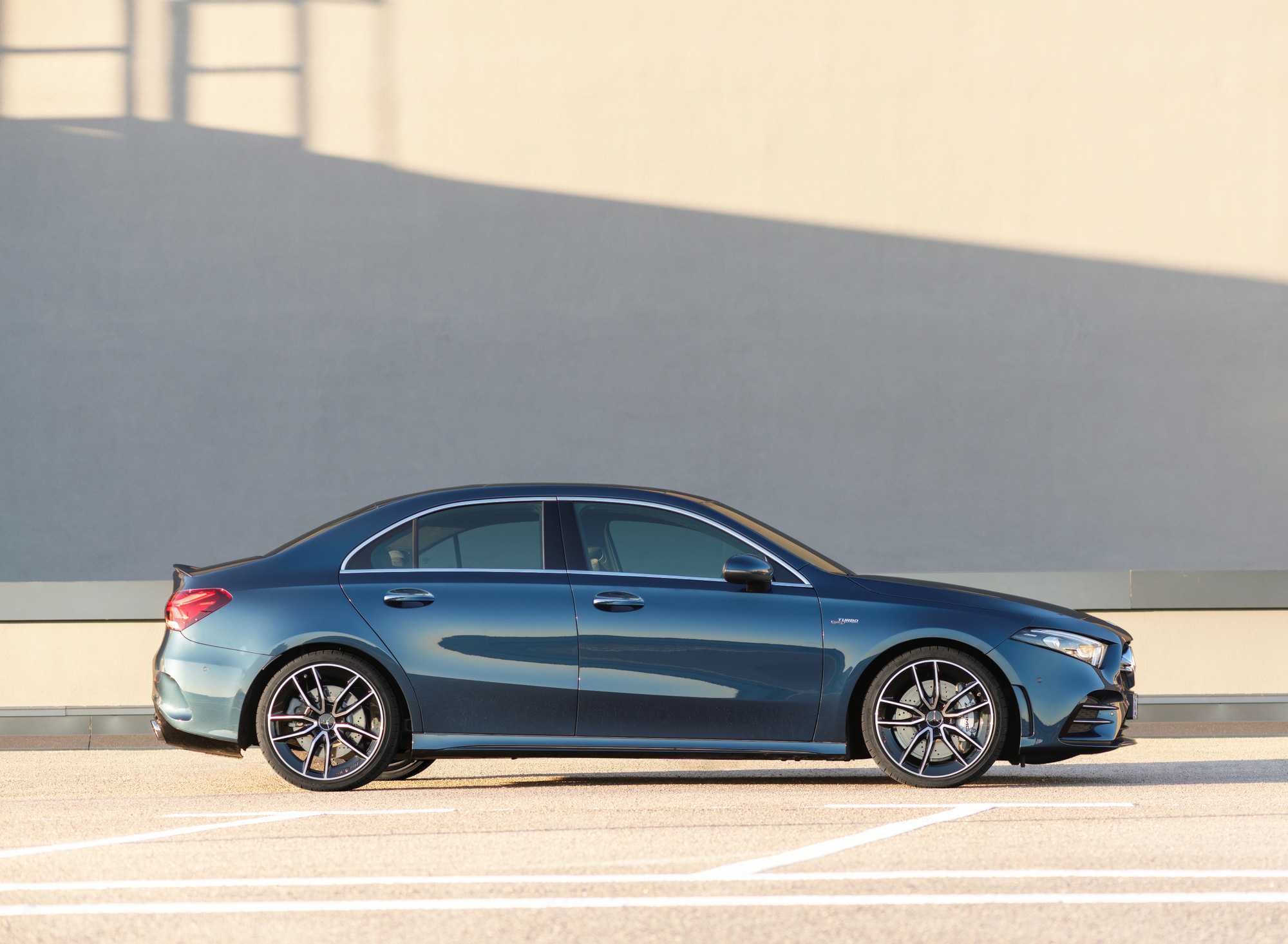 Tầm giá 2,5 tỷ đồng, chọn Mercedes-AMG A 35 hay BMW 330i M Sport - Ảnh 1. Tầm giá 2,5 tỷ đồng, chọn Mercedes-AMG A 35 hay BMW 330i M Sport - Ảnh 1.