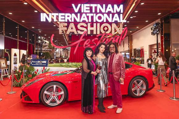 &quot;Vietnam International Fashion Festival 2020&quot;: Những siêu mẫu vang bóng một thời chứng tỏ đẳng cấp - Ảnh 17.