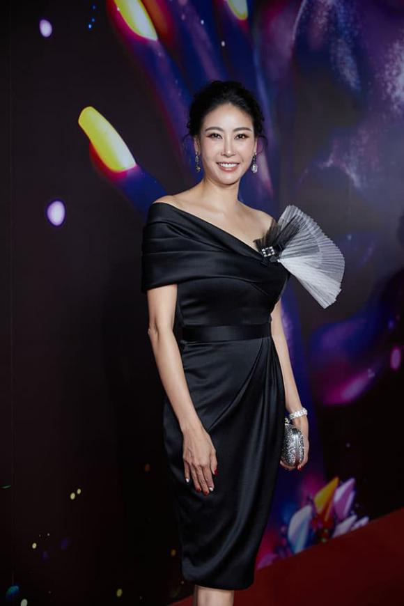 &quot;Vietnam International Fashion Festival 2020&quot;: Những siêu mẫu vang bóng một thời chứng tỏ đẳng cấp - Ảnh 9.
