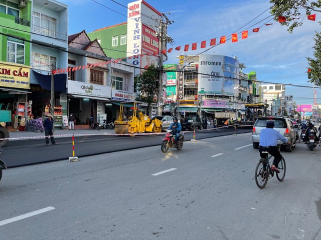 Quảng Ngãi: Lạ, thảm nhựa chồng tuyến đường có bề mặt nguyên vẹn nhất nhì của thành phố (?)  - Ảnh 2.