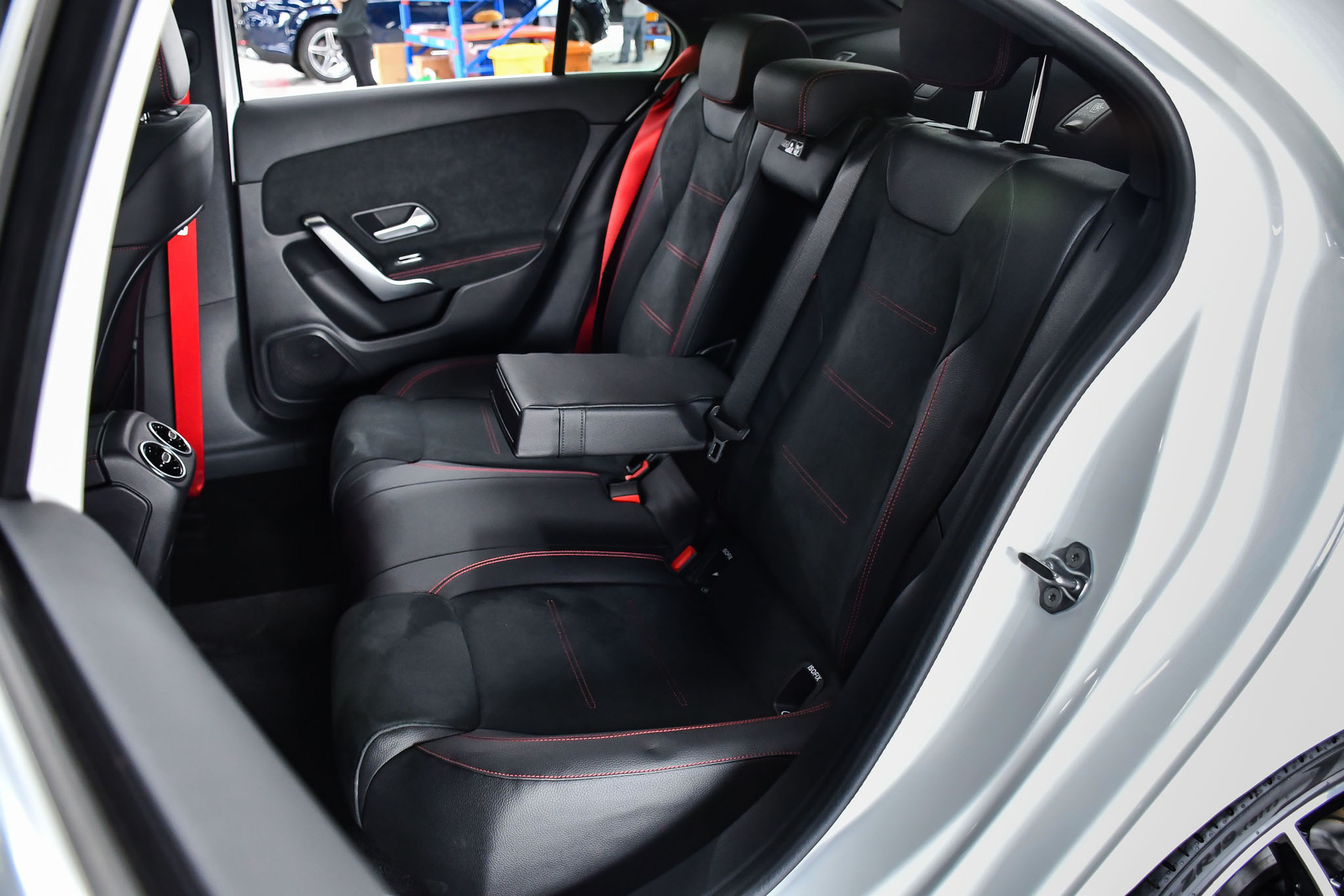So sanh BMW 330i M Sport hay Mercedes-AMG A 35 4Matic anh 11 So sanh BMW 330i M Sport hay Mercedes-AMG A 35 4Matic anh 11