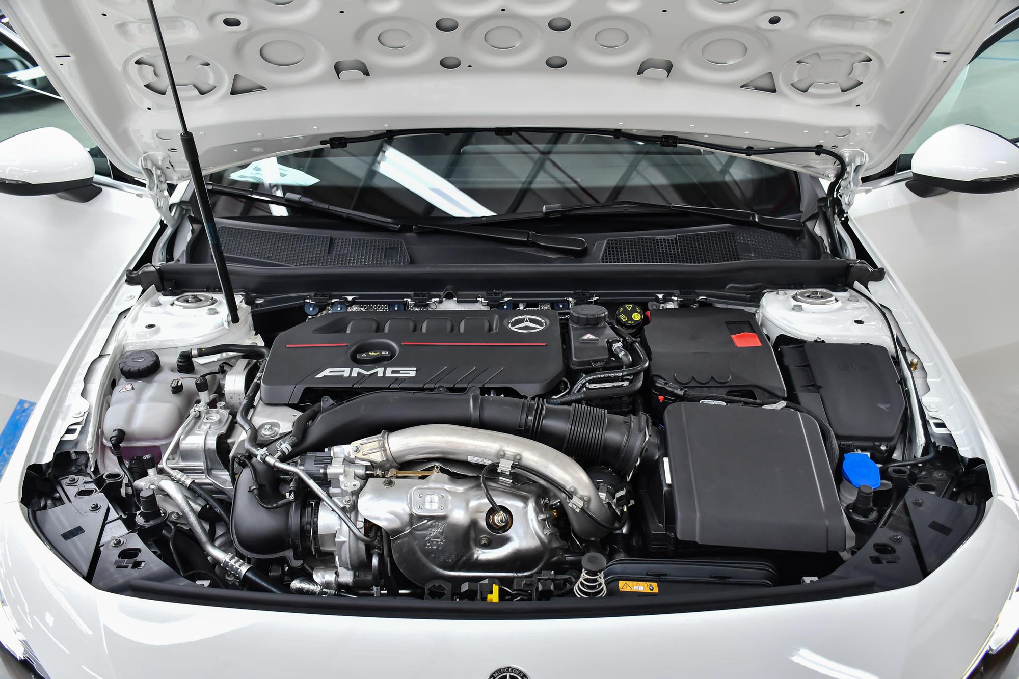 Tầm giá 2,5 tỷ đồng, chọn Mercedes-AMG A 35 hay BMW 330i M Sport - Ảnh 7. Tầm giá 2,5 tỷ đồng, chọn Mercedes-AMG A 35 hay BMW 330i M Sport - Ảnh 7.