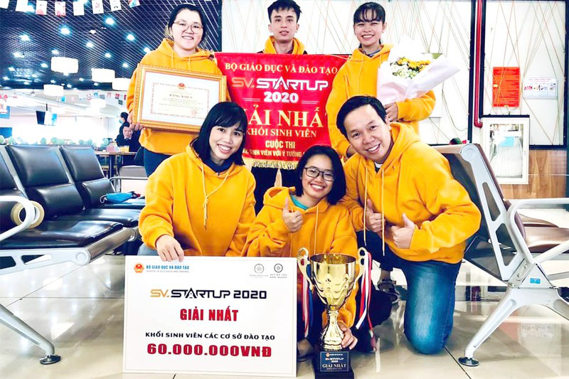Cô trò sản xuất giấy từ những… cây chuối - Ảnh 1. Cô trò sản xuất giấy từ những… cây chuối - Ảnh 1.