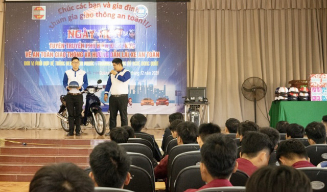 Quảng Ngãi: Sinh viên trường Cao đẳng Kỹ nghệ Dung Quất với ngày hội lái xe an toàn - Ảnh 1. Quảng Ngãi: Sinh viên trường Cao đẳng Kỹ nghệ Dung Quất với ngày hội lái xe an toàn - Ảnh 1.