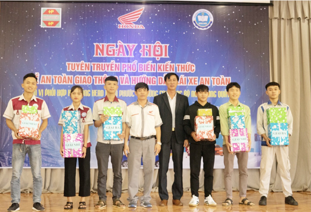 Quảng Ngãi: Sinh viên trường Cao đẳng Kỹ nghệ Dung Quất với ngày hội lái xe an toàn - Ảnh 5. Quảng Ngãi: Sinh viên trường Cao đẳng Kỹ nghệ Dung Quất với ngày hội lái xe an toàn - Ảnh 5.