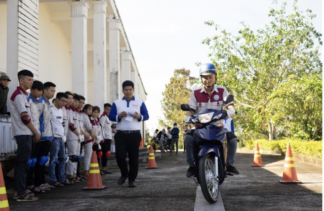 Quảng Ngãi: Sinh viên trường Cao đẳng Kỹ nghệ Dung Quất với ngày hội lái xe an toàn - Ảnh 2. Quảng Ngãi: Sinh viên trường Cao đẳng Kỹ nghệ Dung Quất với ngày hội lái xe an toàn - Ảnh 2.