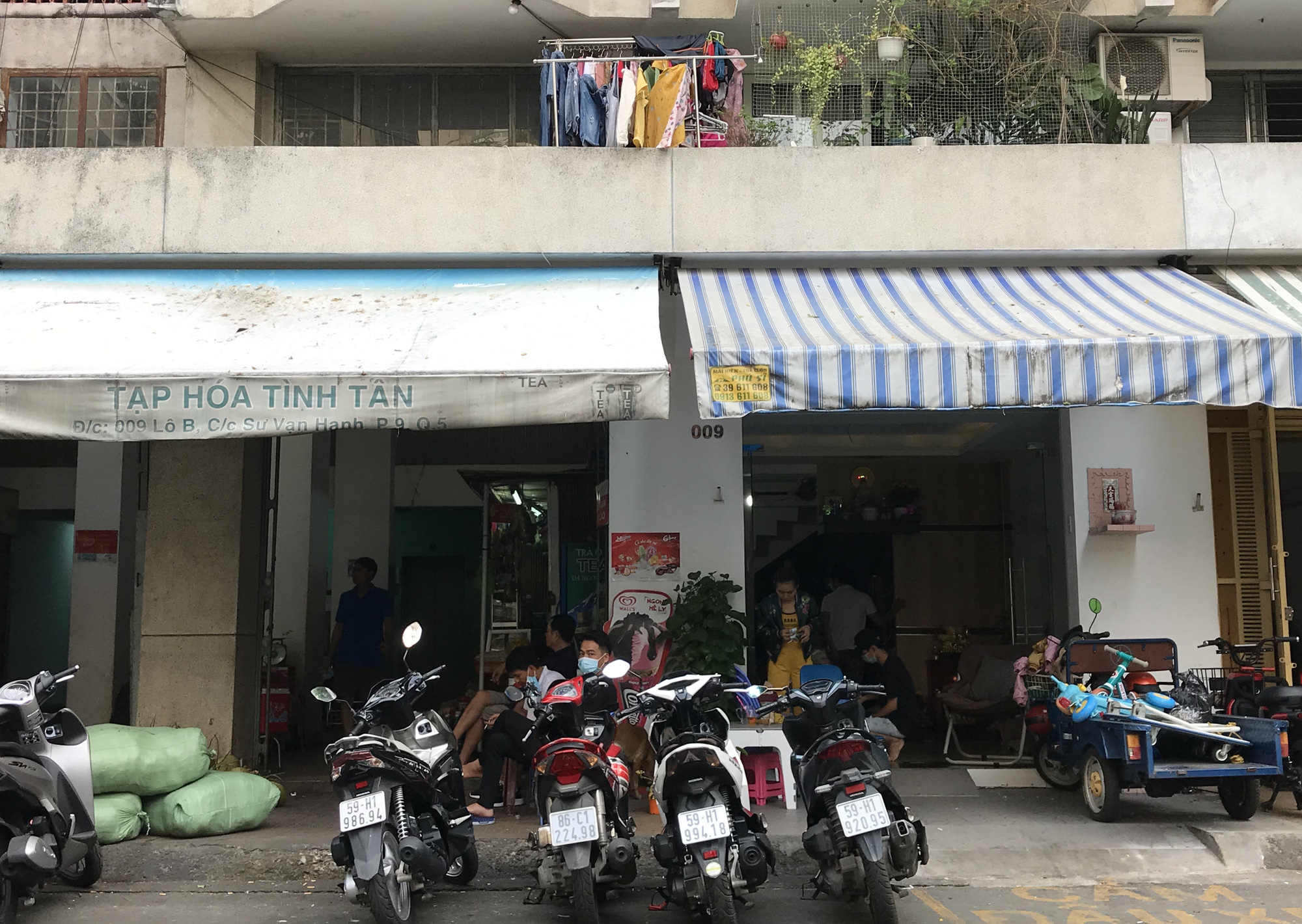 TP.HCM: Dân chung cư nơi bệnh nhân 1451 mắc Covid-19 sống vẫn đi ăn sáng, uống cà phê - Ảnh 8.