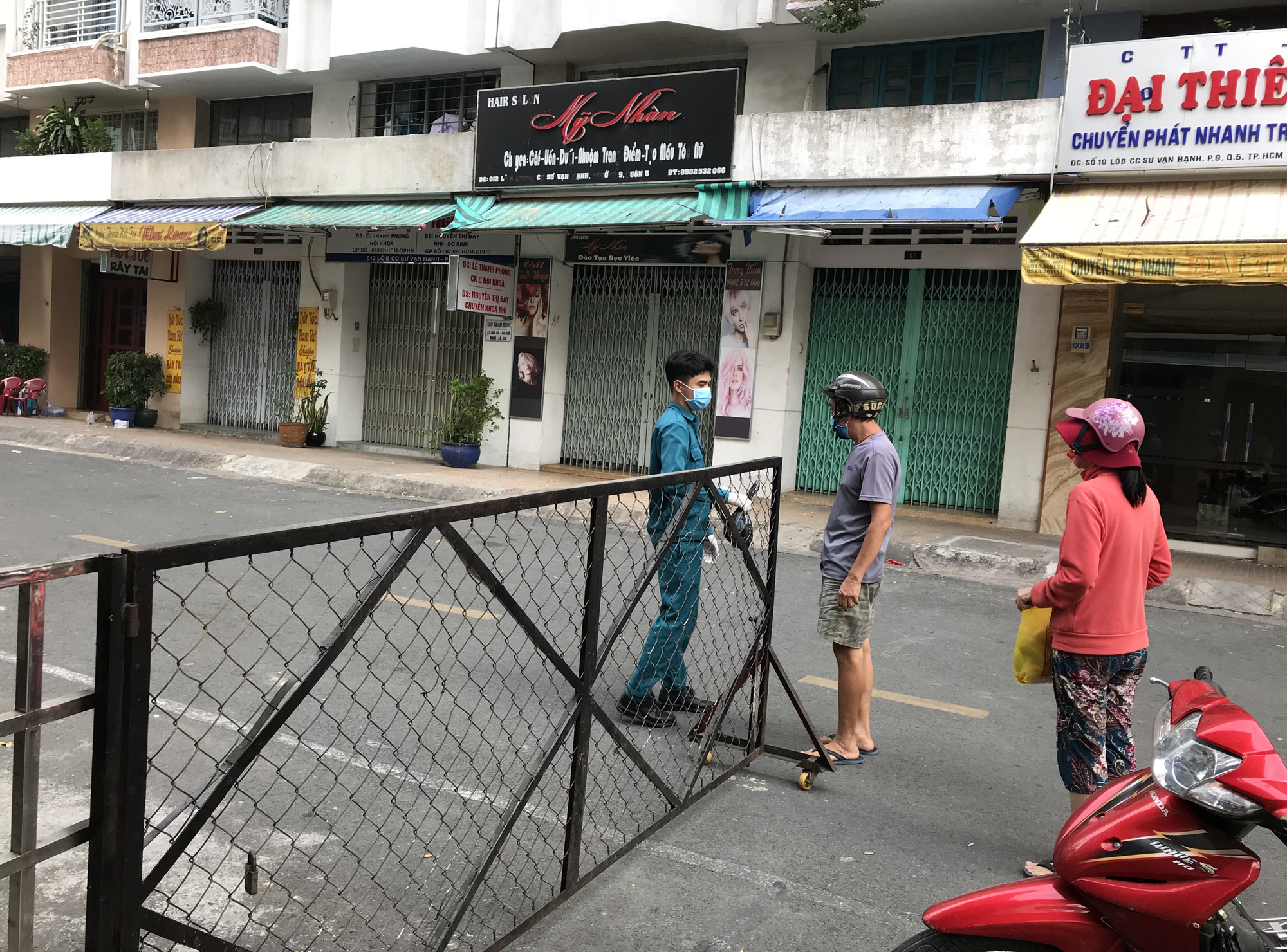 TP.HCM: Dân chung cư nơi bệnh nhân 1451 mắc Covid-19 sống vẫn đi ăn sáng, uống cà phê - Ảnh 3.