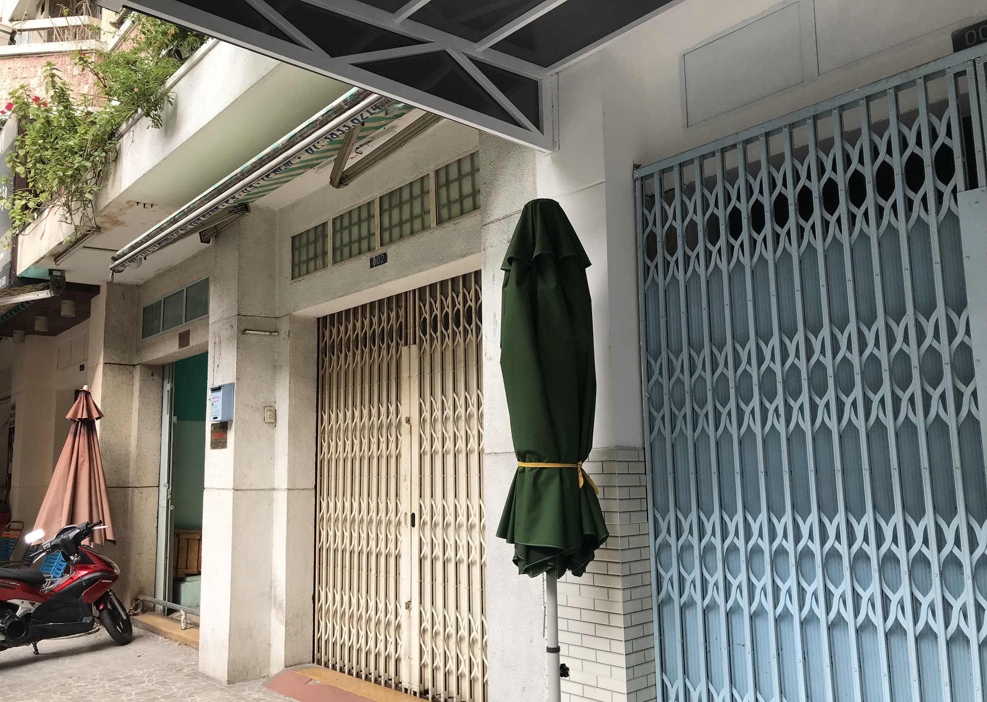 TP.HCM: Dân chung cư nơi bệnh nhân 1451 mắc Covid-19 sống vẫn đi ăn sáng, uống cà phê - Ảnh 5.