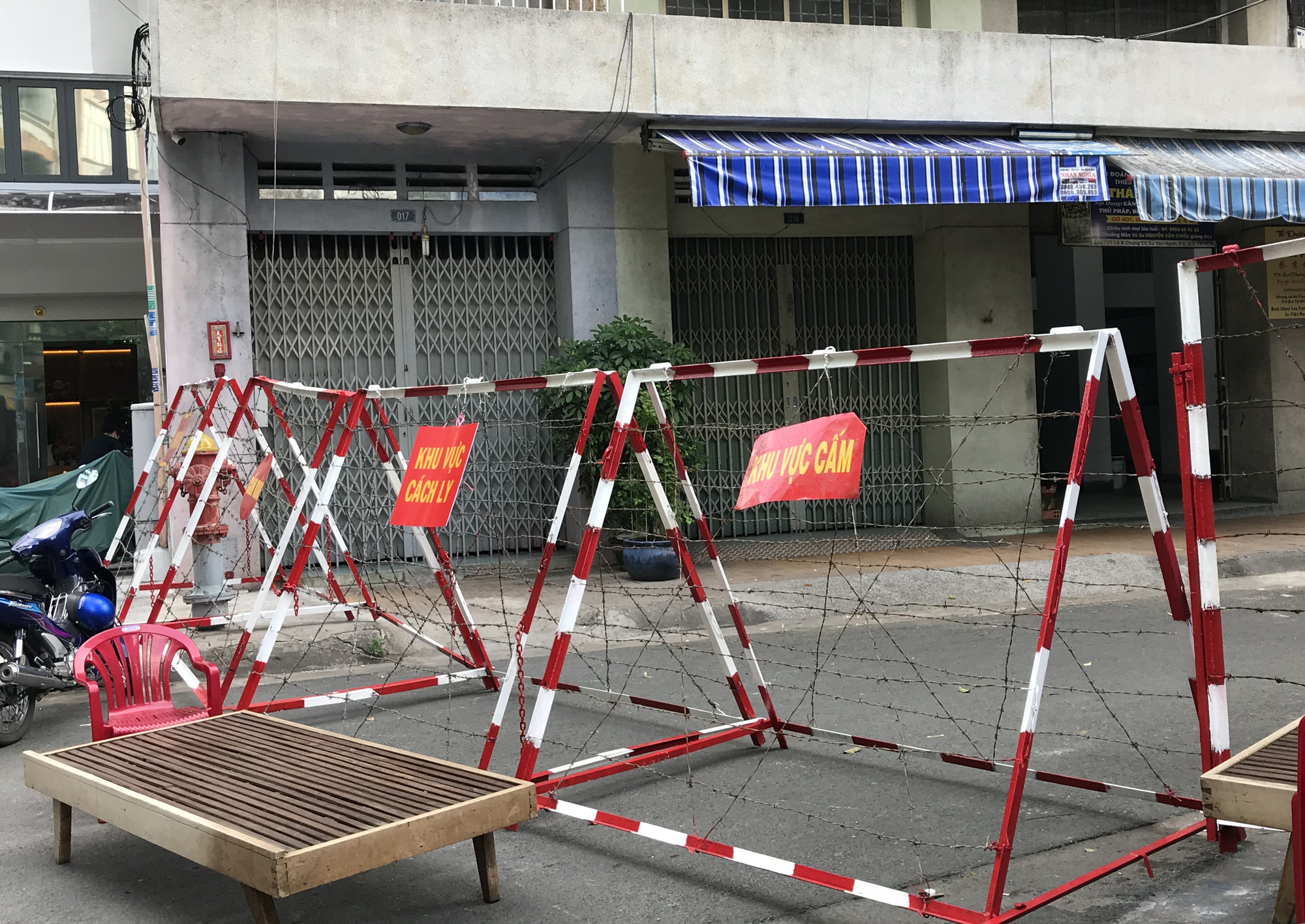 TP.HCM: Dân chung cư nơi bệnh nhân 1451 mắc Covid-19 sống vẫn đi ăn sáng, uống cà phê - Ảnh 2.