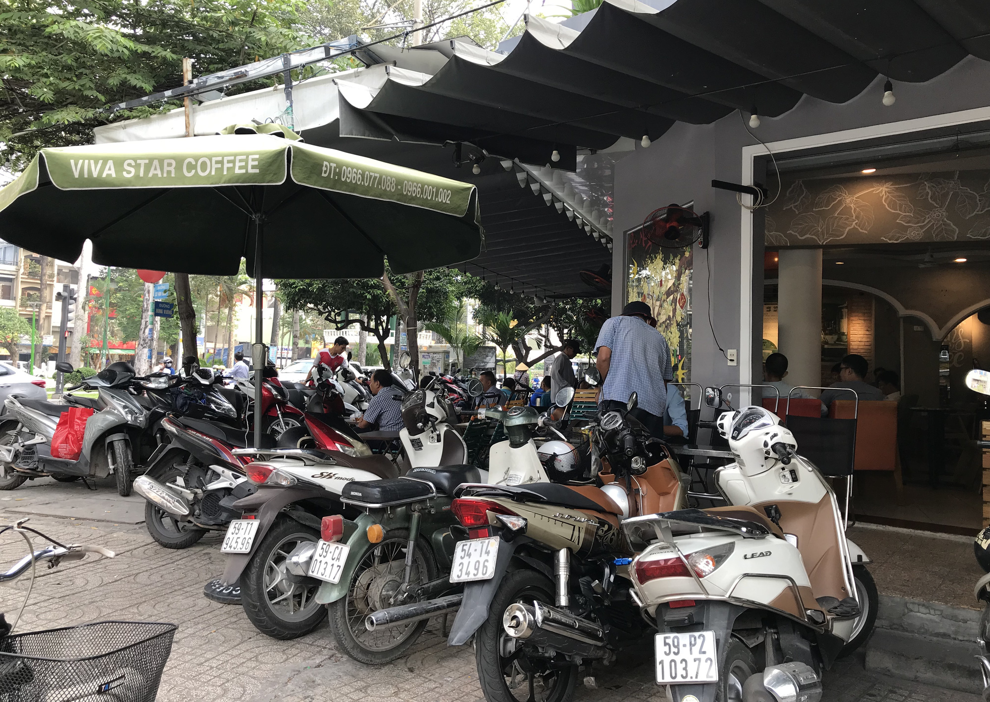 TP.HCM: Dân chung cư nơi bệnh nhân 1451 mắc Covid-19 sống vẫn đi ăn sáng, uống cà phê - Ảnh 10.