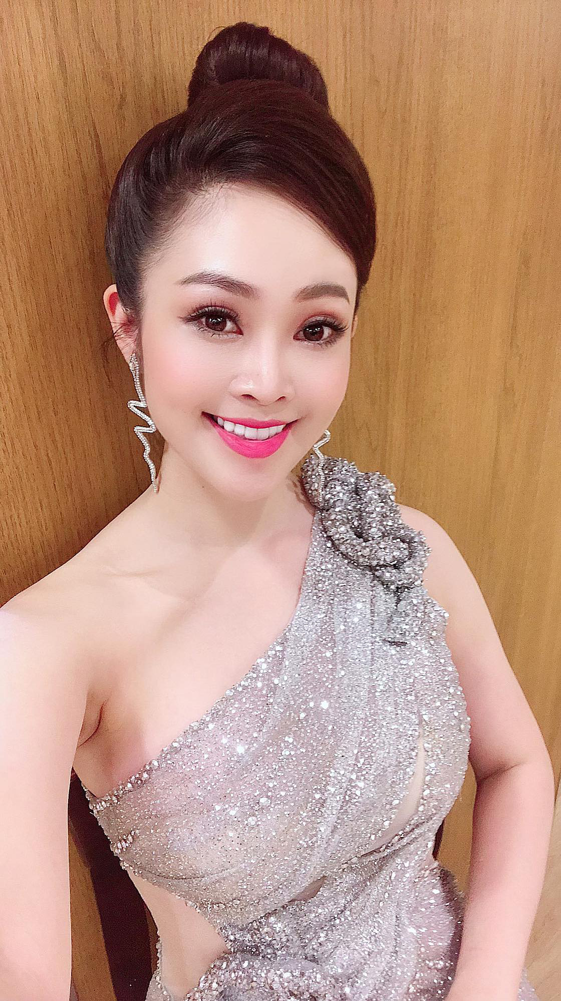 &quot;MC có nụ cười đẹp nhất VTV&quot; sắp lấy chồng kém 5 tuổi hiếm hoi mặc bikini &quot;đốt mắt&quot; khán giả - Ảnh 1.