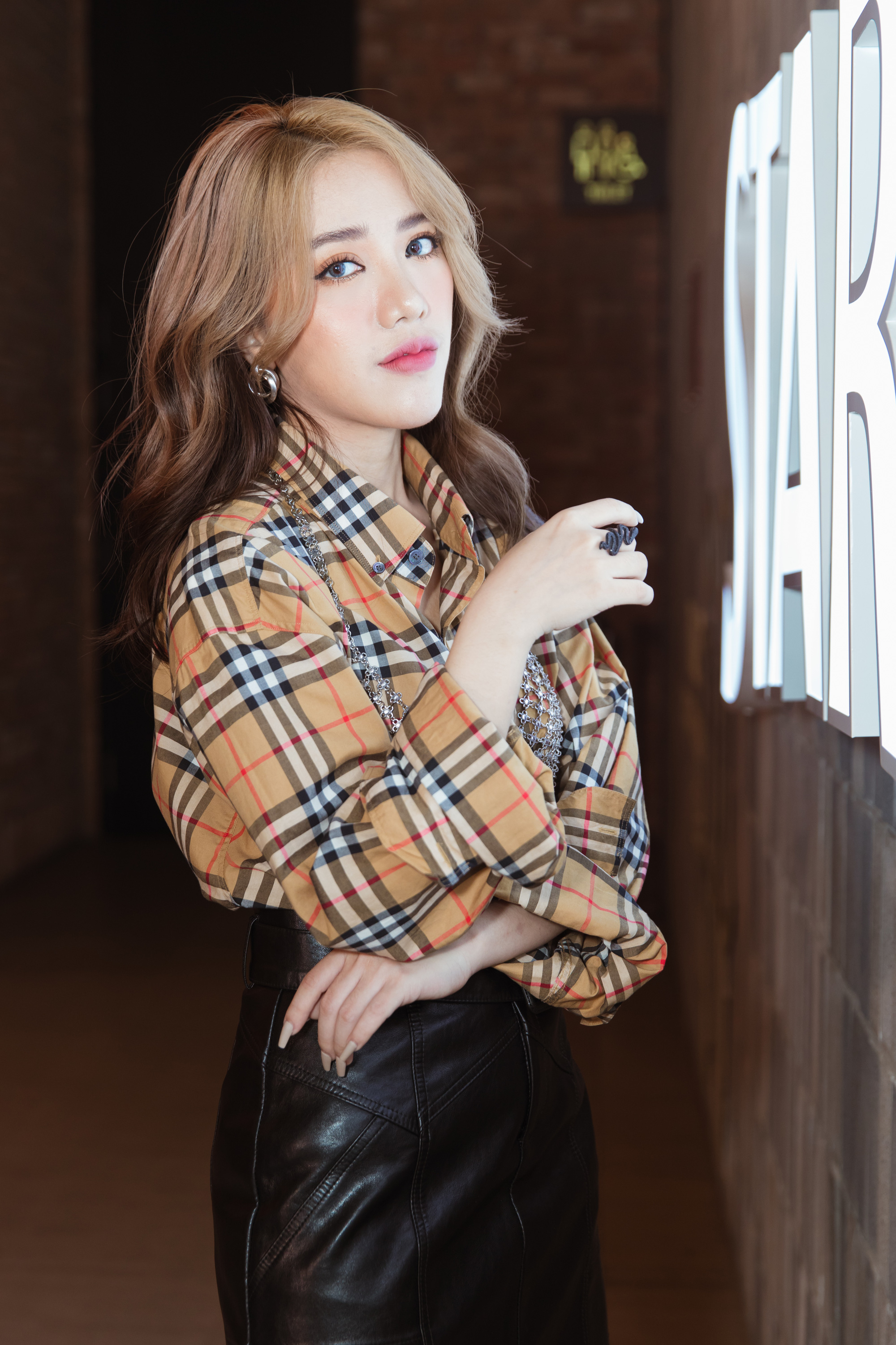 Phùng Khánh Linh tái hiện lại hình ảnh hai nghệ sĩ đình đám thế giới trong MV “Cô gái nhân ái” - Ảnh 1.