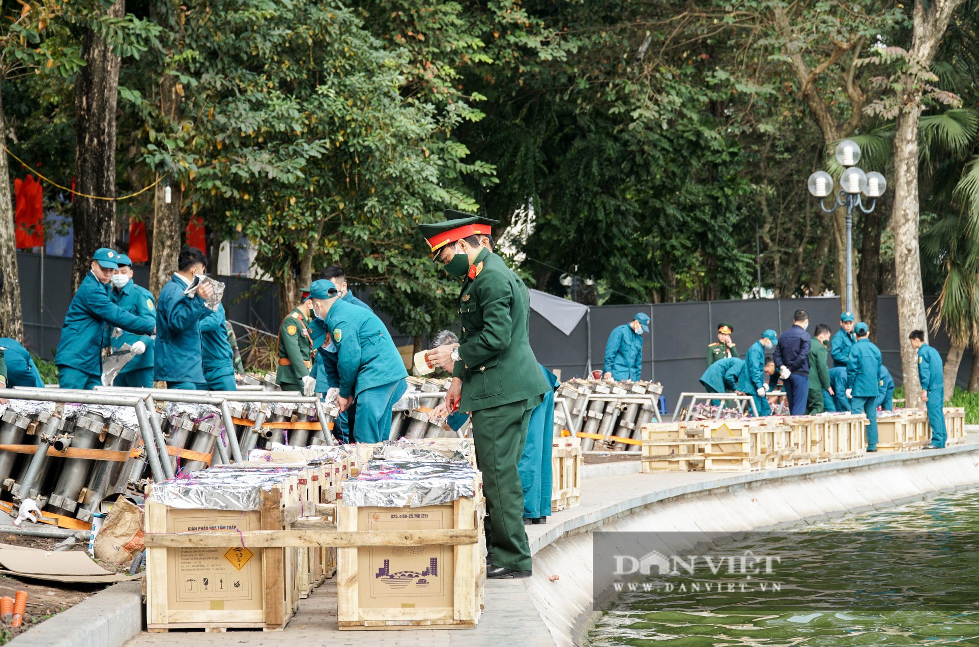 Bên trong trận địa pháo hoa chuẩn bị khai hỏa đón năm mới 2021 tại Hà Nội - Ảnh 2.